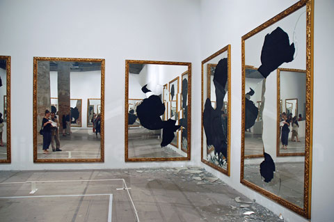 broken mirror installation by Michelangelo Pistoletto